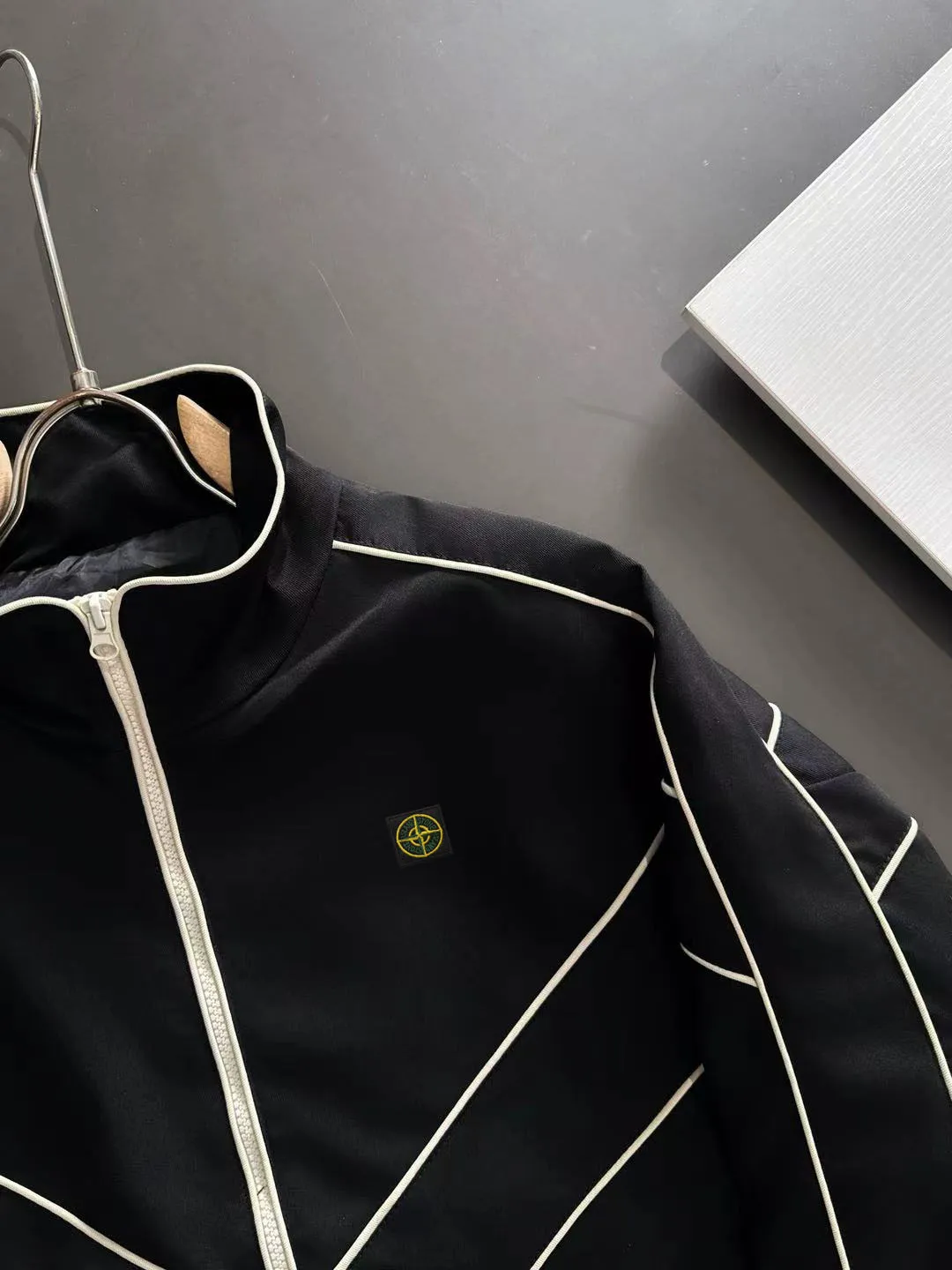 Next day shipping P720 Stone lsland/stone island high quality 2025 autumn and winter new casual heavy industry suit exclusively developed by yb! High quality production! The top version of the trading company channel order, external orders for imported custom fabrics, high breathability and comfort, impeccable details, absolutely worth buying! This type of suit is also a must-have for lazy people. You don’t have to think about how to match it, you can just get it in one set! Brand element design concept, delicate and soft feel! It presents a casual cut and the upper body shape is great! On sale simultaneously on the official website! From a high-end men's positioning brand, the low-key luxury taste is irresistible! Exquisite workmanship and impeccable quality! The overall style is simple, fashionable and timeless, fully meeting the requirements of stylish and tasteful dressing! Size: M to 5XL (or state your height and weight when placing an order)